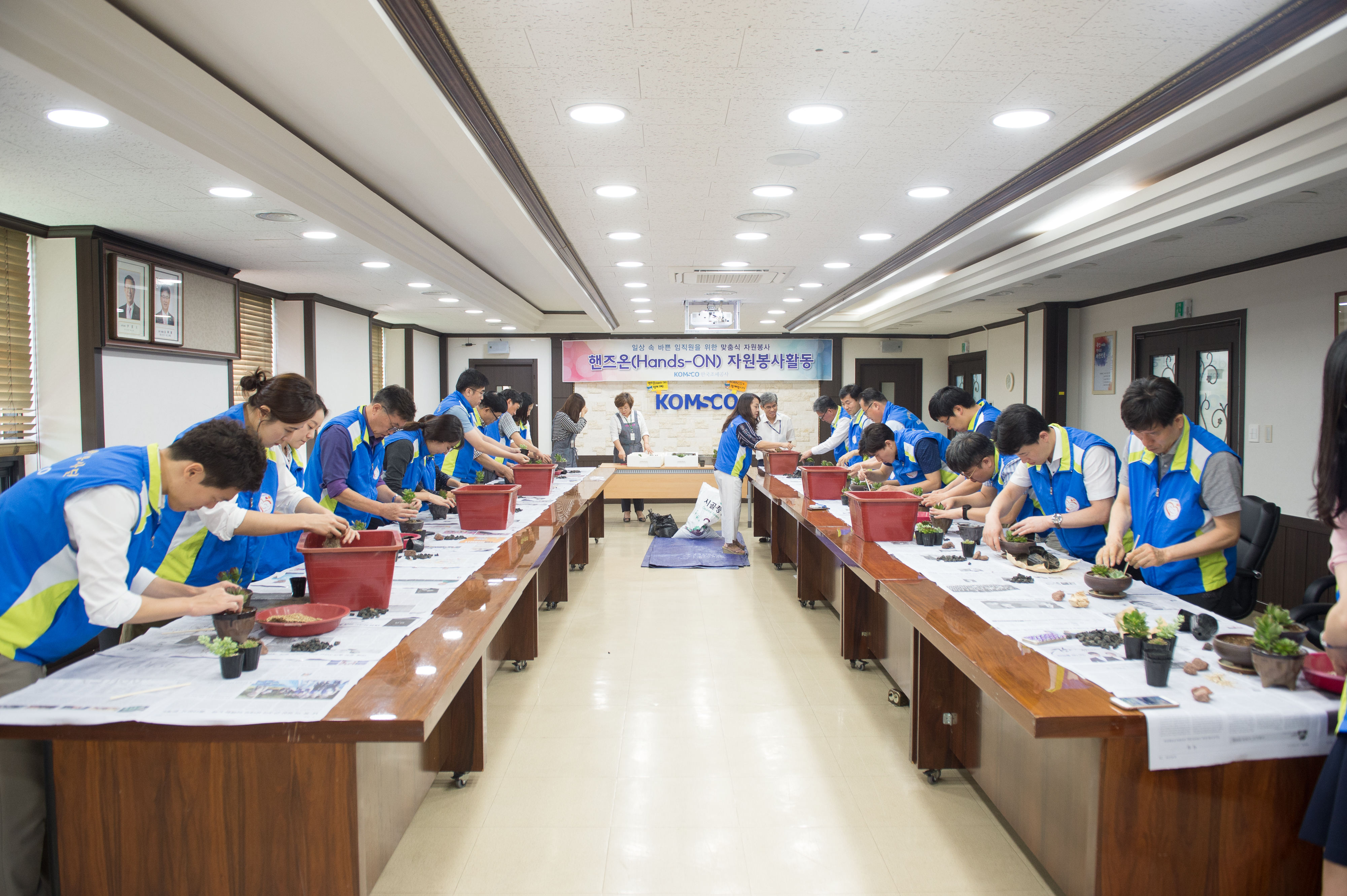 다육식물을 활용한 화분 만들기 봉사활동중인 조폐공사 직원들