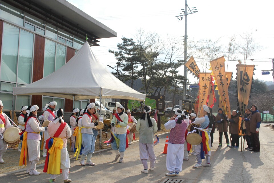 20170210144128549_20170210_보도자료(조폐공사 1사1촌 무수천하마을 정월대보름행사 참여)_이미지.jpg